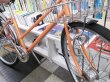 画像2: 〔中古自転車〕シティサイクル　27インチ　3段変速　オートライト　ローラーブレーキ　ステンレスカゴ　オレンジ